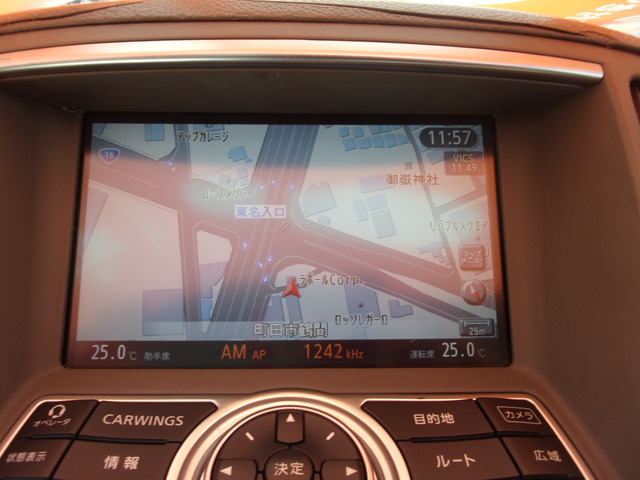 純正HDDナビは8インチタッチパネル。