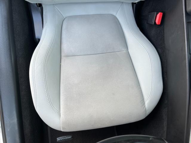 シート座面はアルカンターラ素材となっており、どうして汚れやすいのですが、このFタイプは比較的綺麗な状態です!