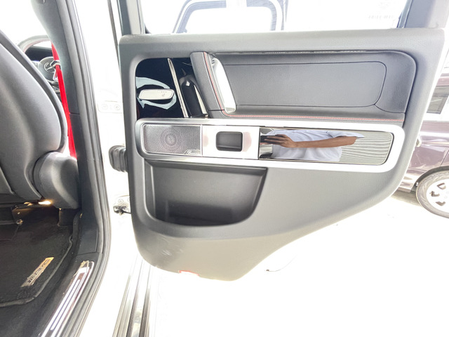 ドアも重厚感があり高級車たる由縁を感じますね