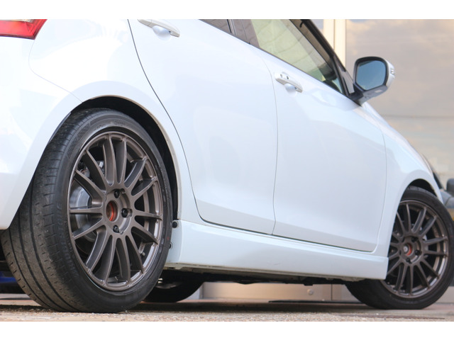 ���z�C�[���J���[�Ǝԑ̂��}�b�`���Ă���܂�!