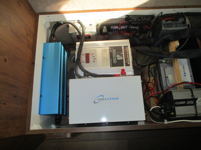 Li-ion�o�b�e���[ 200AH �I�����[�X�^�C�� 1500w �����g�C���o�[�^�[