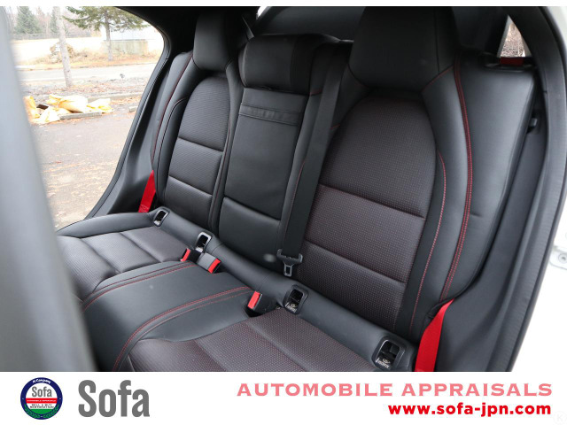 リヤシートもご覧の状態です