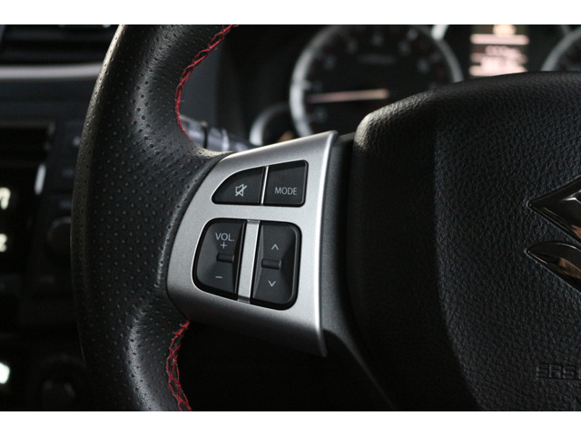 ���X�e�A�����O�X�C�b�`�t���Ŏ茳�ŃI�[�f�B�I���삪�\�ł�!