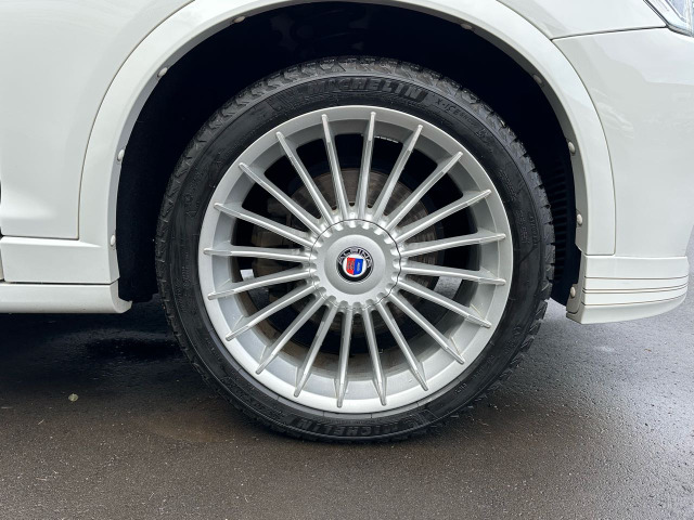 これぞ、アルピナ純正20インチアルミです☆ハブボルトが見えませんね&Sigma;(・□・;)