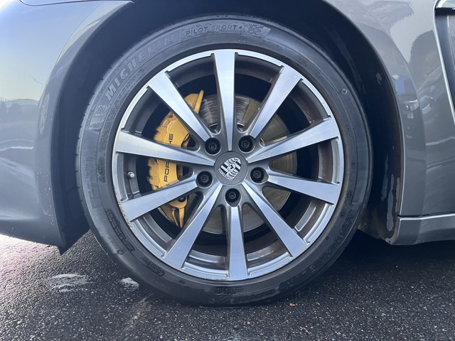 ホイールの奥に見えるビックブレーキキャリパー!ブレーキ性能は勿論、ルックスも◎!