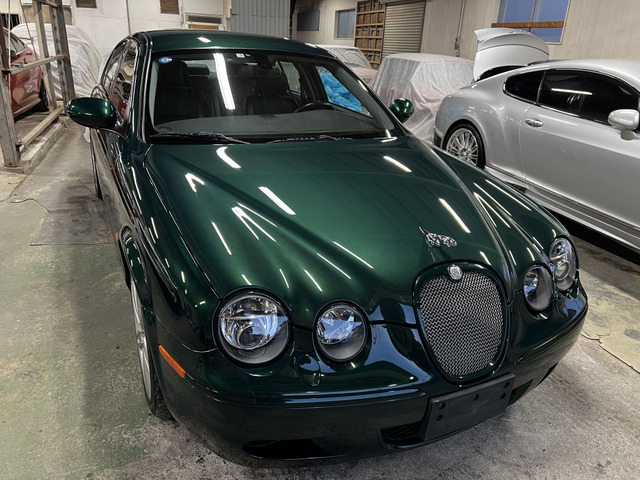 �T�X�y���V�����͑O��Ƃ��ɃA���~���A�[�������_�u���E�C�b�V���{�[���ŁA�N���X�����o�[����ă{�f�B�ɑ����B�V�[�g�q�[�^�[�t�̓d�����U�[�V�[�g���̗p�A7�C���`DVD�i�r��p�[�L���O�u���[�L���W�������B