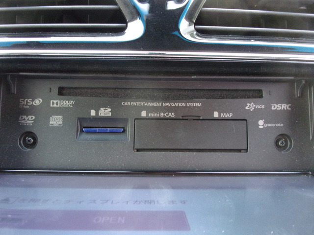 CD,DVD,SDカードスロットル。