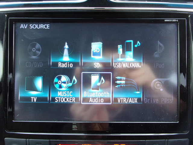 フルセグ地デジチューナー,ブルートゥース,ミュージックサーバー内蔵。