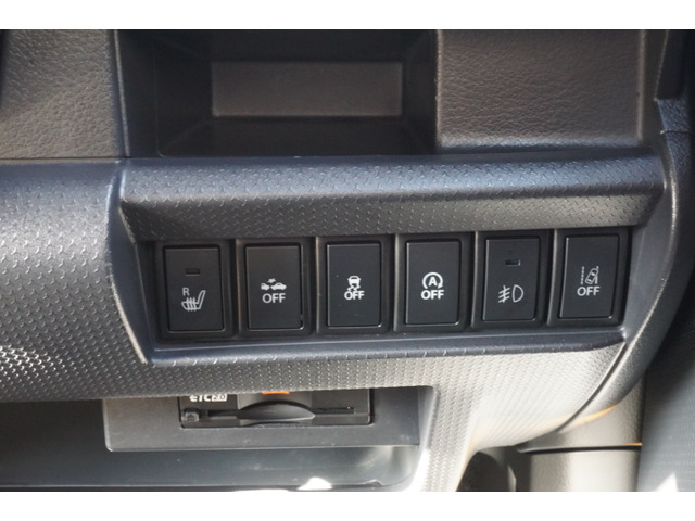 右から車線逸脱警報、フォグランプ、アイドリングストップ、?、誤発信抑制機能、シートヒーターのスイッチです。