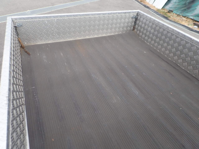 �ב�̏��ɂ̓S���}�b�g������A����~�߂�ی�A���̋z���␅�͂���ǂ����Ռ���a�炰����ʂ�����܂��B