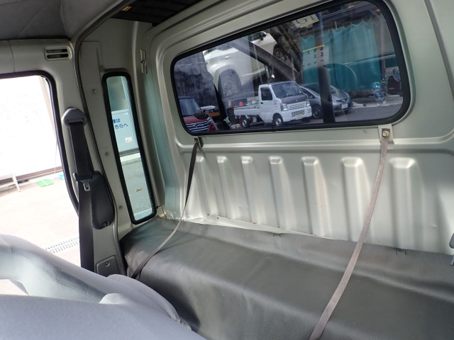 �V�[�g�w�ʂɂ͉ו��u���ȂǗl�X�ȗp�r�Ɋ��p�ł���X�y�[�X�Ƃ��Ďg�p�\�B