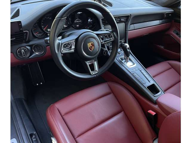 �X�e�A�����O�z�C�[���̃Z���^�[����4���̕����Ƀ_�C�������̑��s���[�h�Z���N�^�[�����C�A�E�g