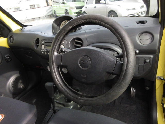 内装は年式の割にキズや汚れの少ない内装です。