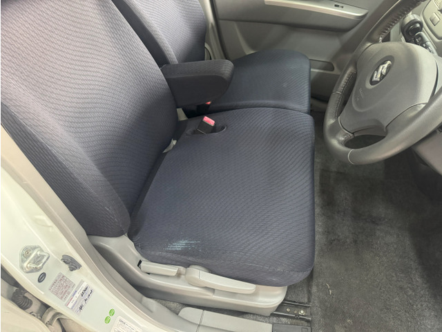 シートの肩部にだけへたりがあります。