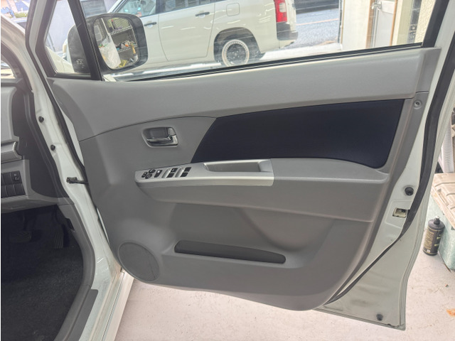 運転席ドア内張も目立った汚れ、傷はありません。