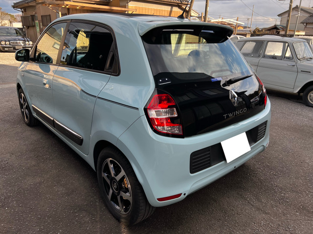 �t�����g�}�X�N�́A���m�[�̃f�U�C���A�C�f���e�B�e�B�ł���u���b�N�O�����Ƃ����Ɏ��t����ꂽ���U���W���A