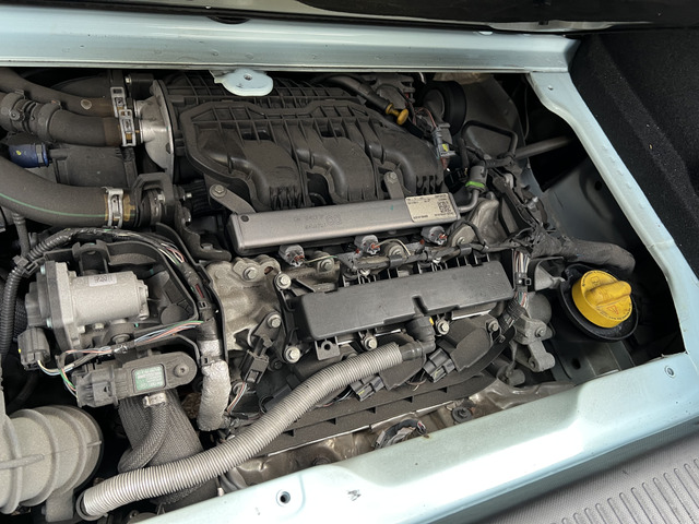 ���ڂ����G���W����0.9L�^�[�{�`���[�W���[�t����3�C��DOHC12�o���u�Ńg�����X�~�b�V�����́A6���G�t�B�V�G���g�f���A���N���b�`(EDC)��g�ݍ��킹�Ă���܂��B