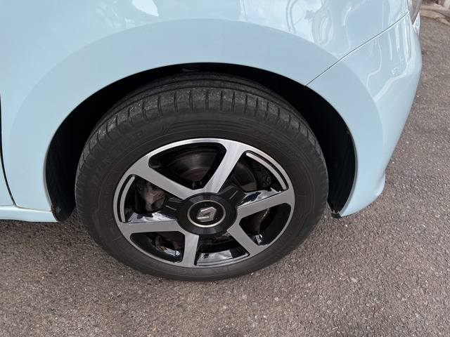 �C���e���A�́A�^�]�ȂɁA�X�|�[�e�B�ȃX�e�A�����O�z�C�[���ƁA�u�V�сv��\���������[�^�[�p�l���ŁA�X�|�[�e�B�A���y�������͋C�ɕ�܂�Ă���܂��B