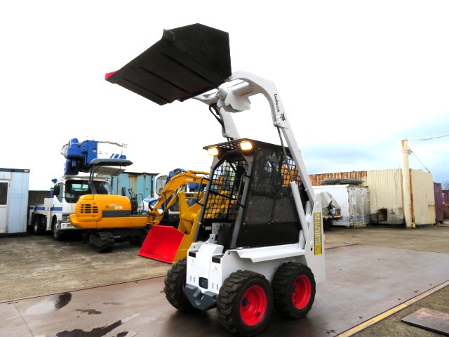 TCMスキッドステアローダー