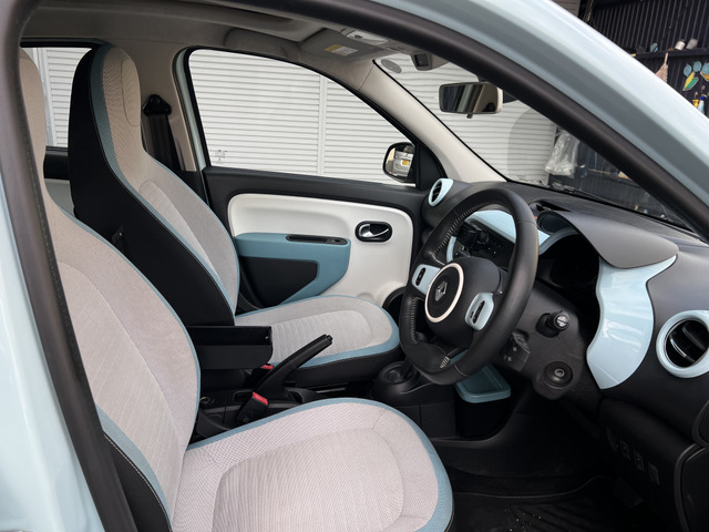 �{�f�B�J���[�̓u���[ �h���W�F�ŃC���e���A�̓O���[�ƂȂ�܂��B