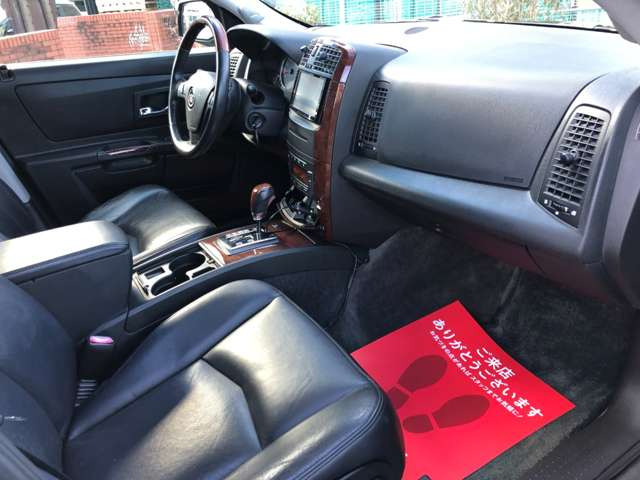 内装は黒革シート!ブラックレザーインテリア!アニバーサリーエディション専用の刺繍入り黒革シート&オリジナルフロアマット装備!豪華内装です。地デジ対応カロッツェリアSDナビ!DVD・Bluetoothオーディオ対