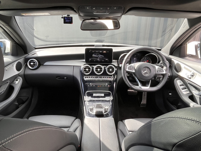 スポーティーな内装です