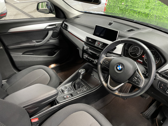 ★徹底した外装クリーニング★エンジンルームの徹底クリーニング 細かい隙間の汚れも歯ブラシを使い徹底クリーニング ドアの内側も徹底クリーニング