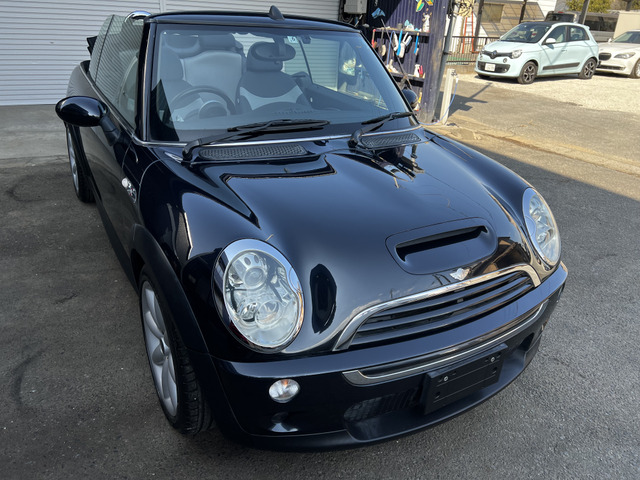 �X�e�A�����O�̐����X�|�[�N�̍��E�ɐ݂���ꂽ�X�e�b�v�g���j�b�N�E�X�C�b�`(�p�h���E�X�C�b�`)�𑀍삷�邱�ƂŁA�f�����ϑ����\�Ƃ��Ă���܂��B