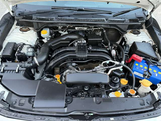 シートの隙間、座席下など細かい部分も徹底清掃しております。