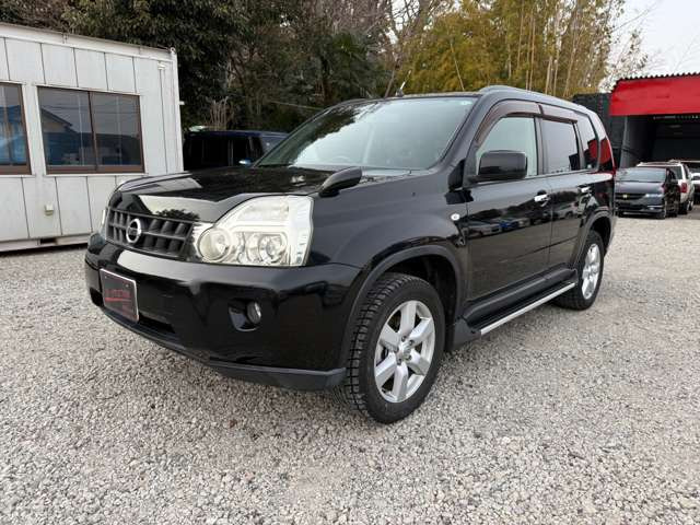 シートの隙間、座席下など細かい部分も徹底清掃しております。