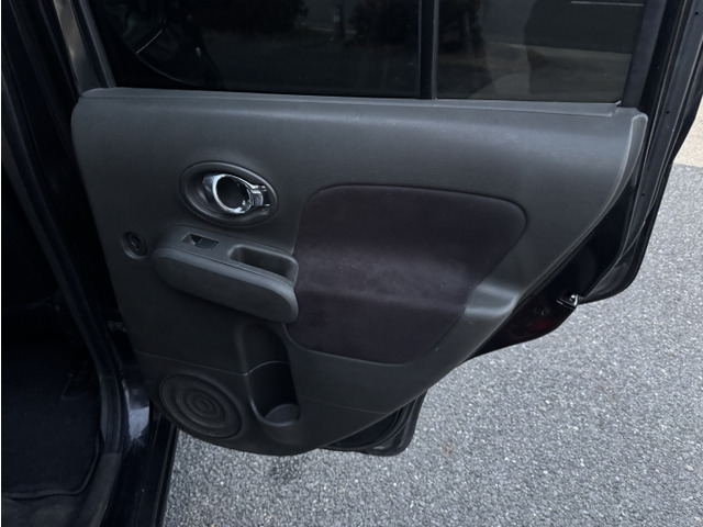 ����22�N���̓��Y �L���[�u�́A�u���b�N�̃{�f�B�J���[���X�^�C���b�V���Ȉ��ł��B���s������76,900km�ŁA�։��Ԃ̂��߁A�����͂ƂĂ������ł��B�X�}�[�g�L�[�ƃv�b�V�����X�^�[�g�֗̕��ȑ��������K��������Ɉ�