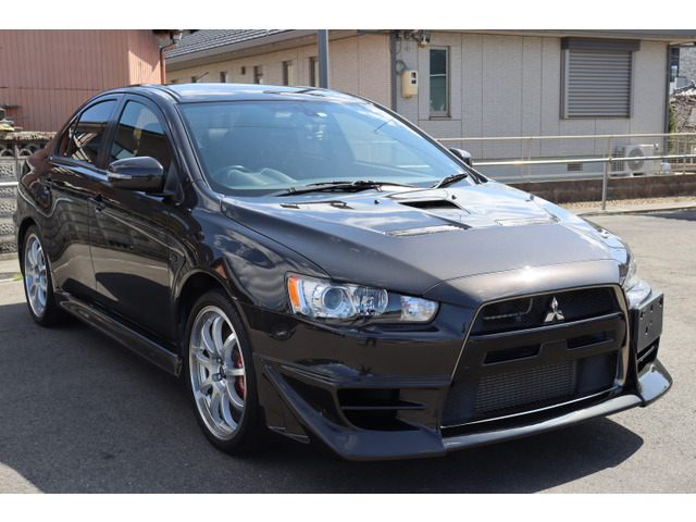 フロントのバンパーは純正の物から変更されております♪コーティングなどのご要望が御座いましたら3プラン御座いますのでお気に召したものを施工させて頂きます!