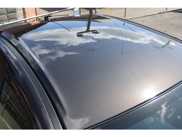 ボディカラーはファントムブラックパールになります☆ルーフ部分の色褪せ、塗装剥がれもなく綺麗な状態を保っております♪