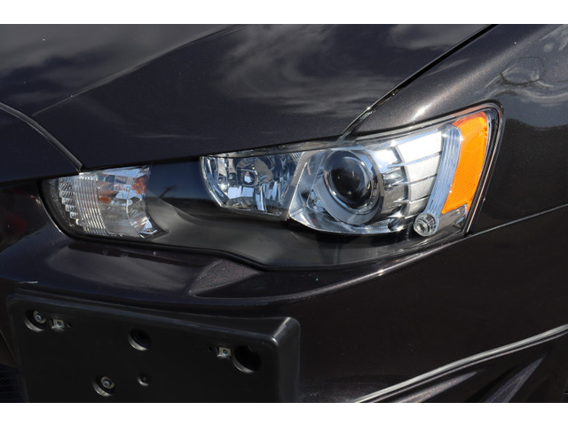 ヘッドライトレンズの黄ばみひび割れもなく綺麗な状態を保っております☆コーティングの際ヘッドライトも施工させて頂きます♪