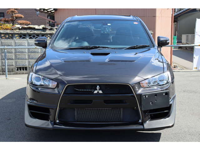 グリルにはダーククロームメッキ加工が施されており、ボディーカラーとの相性も抜群です♪フロントの飛び石傷などの大きな目立った傷は無く、綺麗な状態を保たれています!