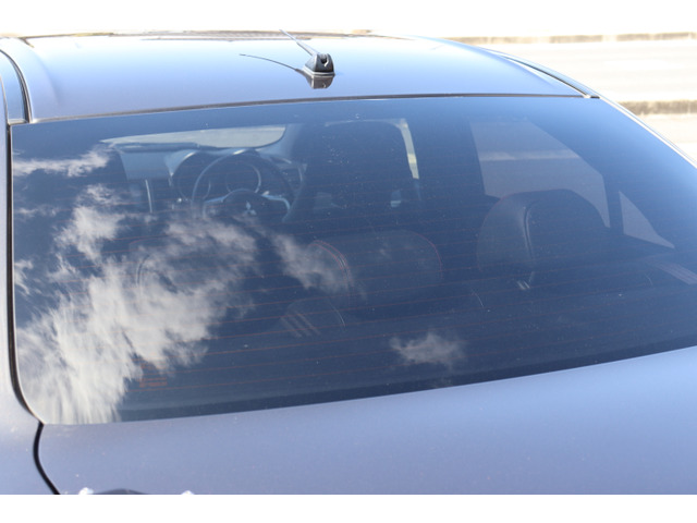 リヤガラス部分のヒビ、曇りなども御座いません☆ガラスのスモークフィルム施工も承っております♪ご要望が御座いましたらお気軽にお申しつけ下さい☆