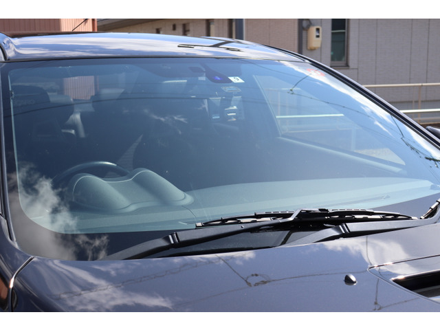 UVカットガラスで紫外線も気にせずにドライブをお楽しみいただけます♪フロントガラス部分のヒビなどは御座いません☆ガラス部分の水跡も出来る限り除去後にご納車させて頂きます♪