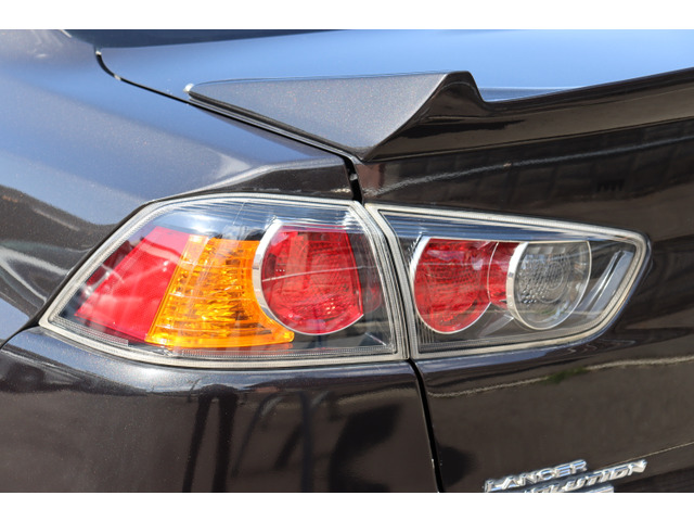 テールランプ部分のひび割れもなく綺麗な状態を保っております☆コーティングの際ヘッドライト、テールランプも施工させて頂きます!