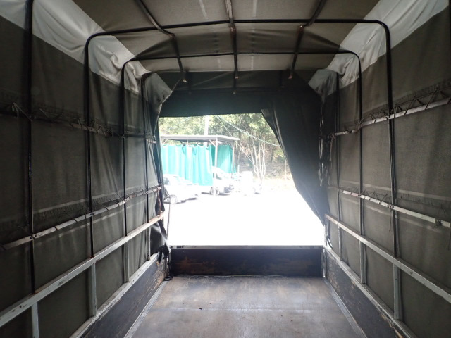 �ב�̏��f�ނ͖؂ł��B�y�́A�����J�[�e���d�l�ł��B