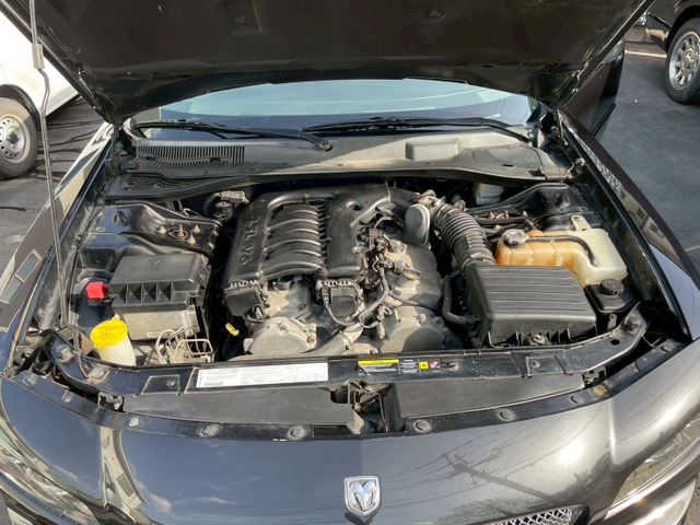 【全車リフレッシュ】隅々までの車内クリーニングに加え、専用装置でタバコやペット臭の脱臭と、細菌・ウィルス・カビの殺菌を実施。ニオイを徹底除去し、清潔にリフレッシュしてご納車します。