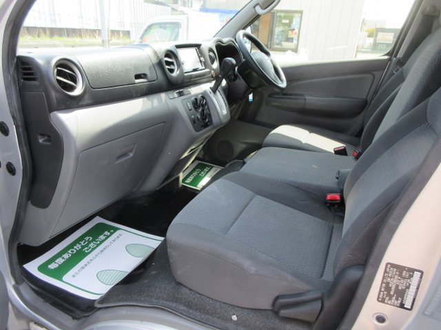 ☆内装・助手席廻りです☆前席3人乗車になります☆