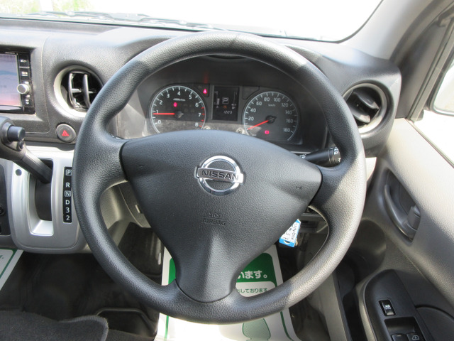 ☆内装・ハンドル廻りです☆D席エアバック付きです☆