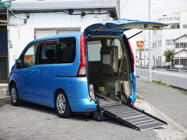 セレナ（日産）2.0 20S チェアキャブ スロープタイプ 車いす2名仕様　2列目電動ウィンチ3列目後退防止ベルト 中古車画像