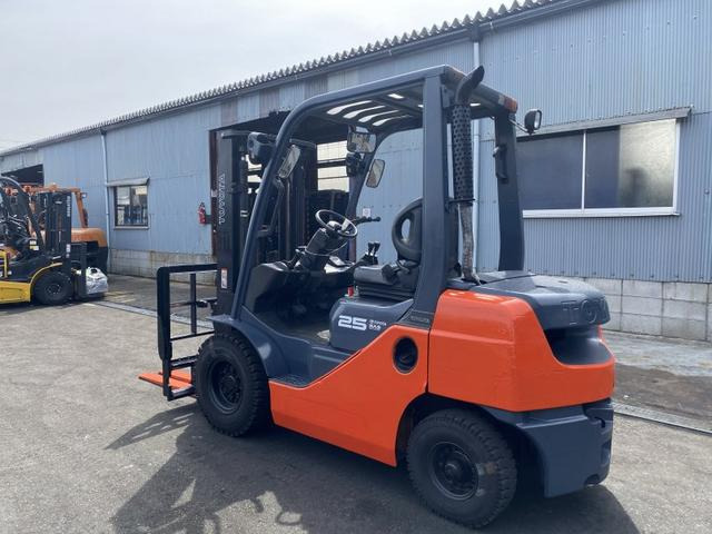 トヨタ　フォークリフト トヨタ トヨタL&F エンジンフォークリフト 15528 236.4万円 平成21