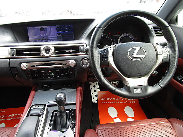 ステアリングリモコンを装備しておりますので手元でチャンネルの変更音量の操作などが可能です