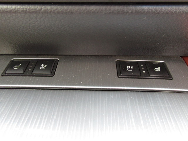 運転席、助手席にシートエアコン、シートヒーターも付いていて、夏冬安心!