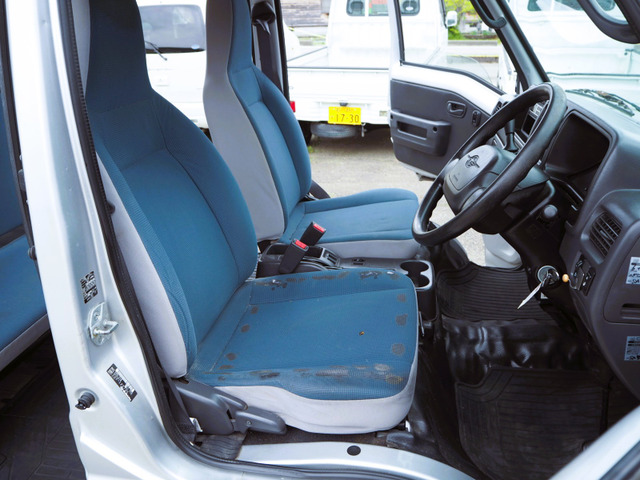 運転席シートは座布団をテープで止めて有り、テープ跡もそのままです。内外装未仕上げですが箱バンとして大きな荒れもなく、綺麗な室内なので購入者様が手を入れれば綺麗に仕上げりますね。