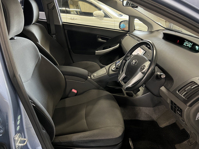 �{�f�B�J���[�̓��C�g�u���[�}�C�J���^���b�N�A�C���e���A�̓c�[�g�[���X�G�[�h���t�@�u���b�N�V�[�g�ƂȂ�܂��B