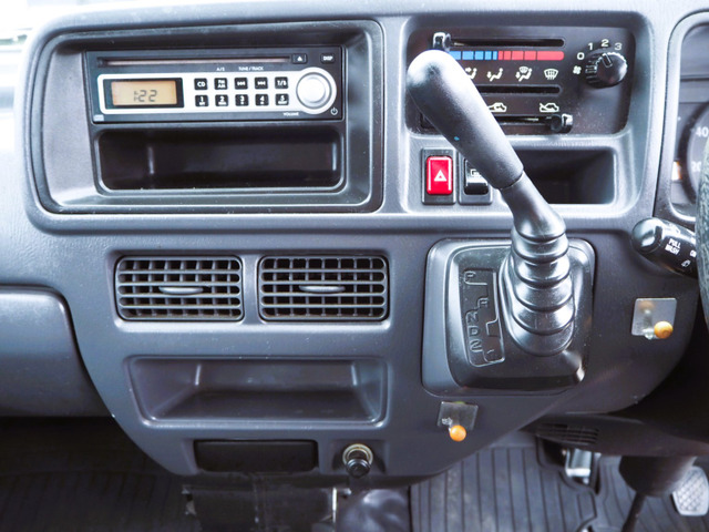 綺麗な室内・4WDで雪も安心、誰でも乗れるオートマ、快適エアコンとパワステ付いた、スバル製EN07リアエンジン4気筒のお車です