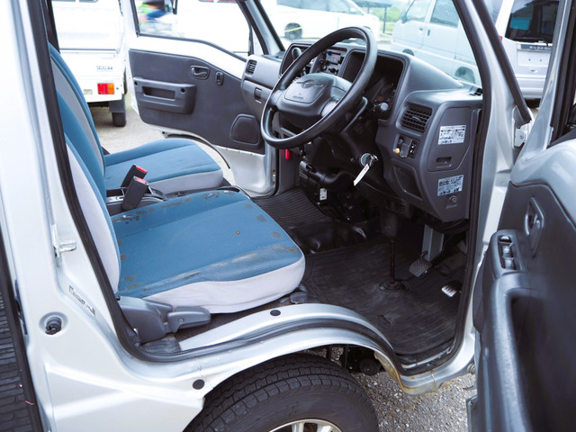運転席シートは座布団をテープで止めて有り、テープ跡もそのままです。内外装未仕上げですが箱バンとして大きな荒れもなく、綺麗な室内なので購入者様が手を入れれば綺麗に仕上げりますね。